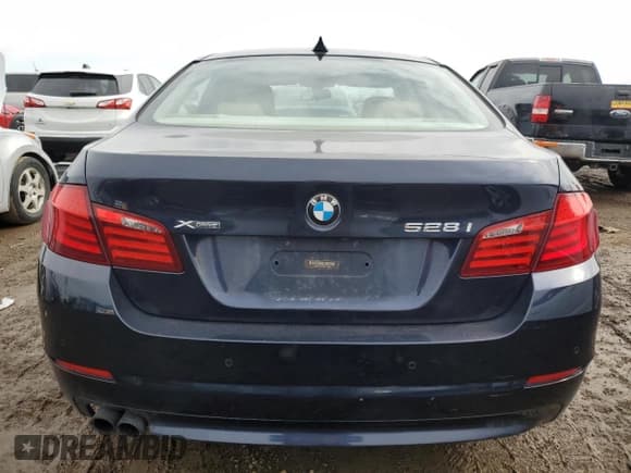 ✅ 2013 BMW 5 Series 528i xDrive • VIN: WBAXH5C58DD115498 • Лот: 46330755. Опубликован ранее на Copart с пробегом 130 551 миль. Бесплатный доступ к архиву аукционных продаж из США и подробный отчёт об истории автомобиля на DreamBid. Изображение 6.