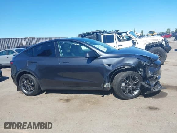 ✅ 2025 Tesla Model Y Long Range • VIN: 7SAYGDED9SF215904 • Lot: 43470903. Listed on IAAI with 27,348 mi. Free auction sales archive from the USA and detailed vehicle history report at DreamBid. Image 13.