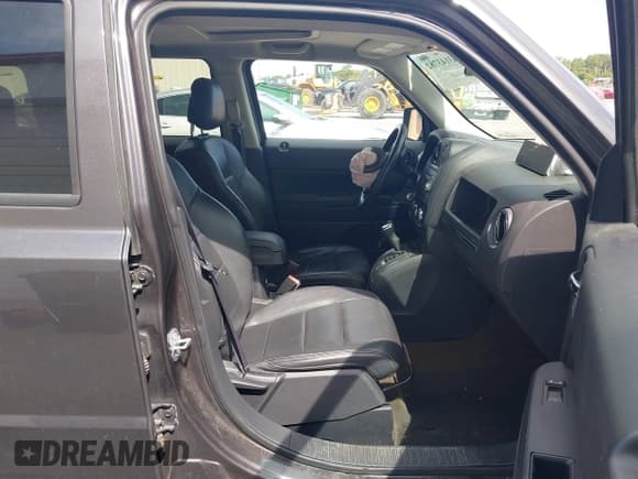 ✅ 2016 Jeep Patriot Latitude • VIN: 1C4NJPFA1GD760212 • Lot: 43143782. Wystawiony na IAAI z przebiegiem 99 907 mil. Bezpłatny archiwum sprzedaży aukcyjnych z USA i szczegółowy raport historii pojazdu na DreamBid. Zdjęcie 5.