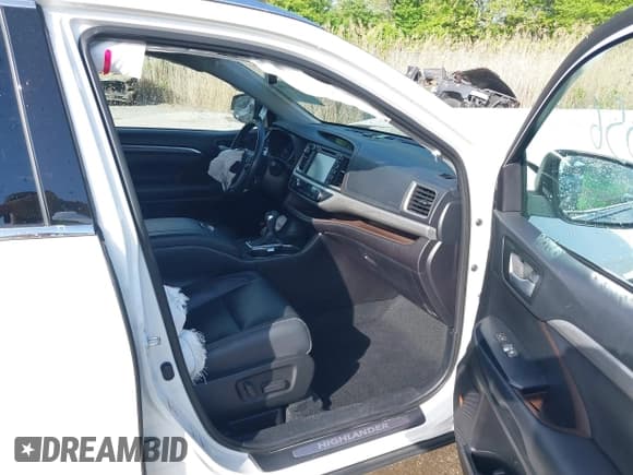 ✅ 2019 Toyota Highlander Limited • VIN: 5TDDZRFH8KS968209 • Lot: 42141556. Listed on IAAI with 77,052 mi. Free auction sales archive from the USA and detailed vehicle history report at DreamBid. Image 5.