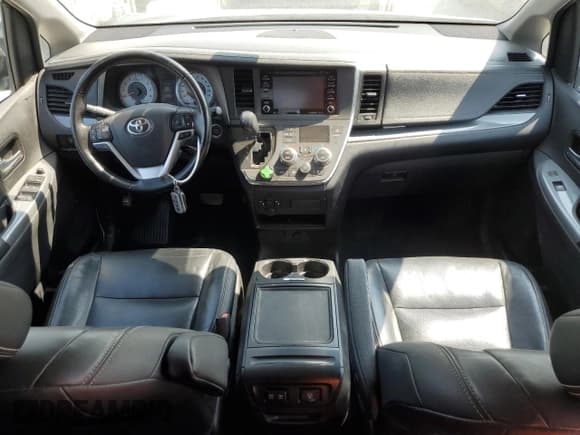 ✅ 2019 Toyota Sienna SE • VIN: 5TDEZ3DCXKS218626 • Лот: 70773084. Опубликован ранее на Copart с пробегом 133 871 миль. Бесплатный доступ к архиву аукционных продаж из США и подробный отчёт об истории автомобиля на DreamBid. Изображение 8.