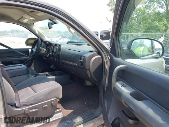 ✅ 2007 Chevrolet Silverado 2500HD 1LT • VIN: 1GCHK23K77F561325 • Lot: 42860200. Wystawiony na IAAI z przebiegiem 354 528 mil. Bezpłatny archiwum sprzedaży aukcyjnych z USA i szczegółowy raport historii pojazdu na DreamBid. Zdjęcie 5.