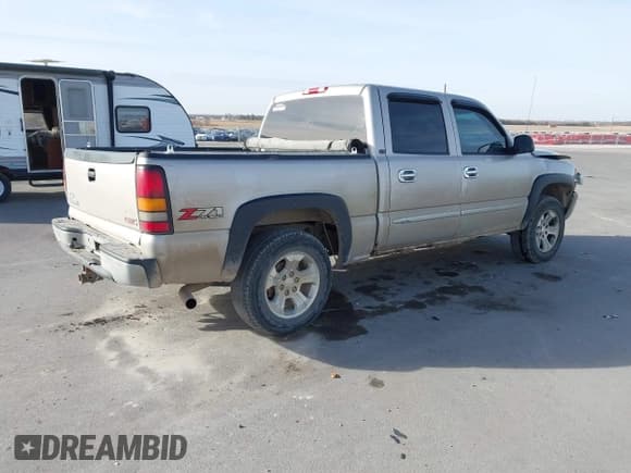 ✅ 2005 GMC Sierra 1500 SLT • VIN: 2GTEK13T651224641 • Лот: 43649654. Опубликован ранее на IAAI с пробегом 232 970 миль. Бесплатный доступ к архиву аукционных продаж из США и подробный отчёт об истории автомобиля на DreamBid. Изображение 4.