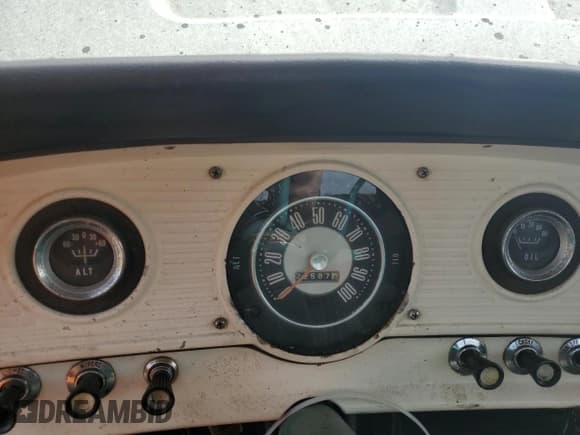 ✅ 1966 Ford F-250 • VIN: F25YR872296 • Lot: 52436355. Wystawiony na Copart z przebiegiem 22 587 mil. Bezpłatny archiwum sprzedaży aukcyjnych z USA i szczegółowy raport historii pojazdu na DreamBid. Zdjęcie 9.