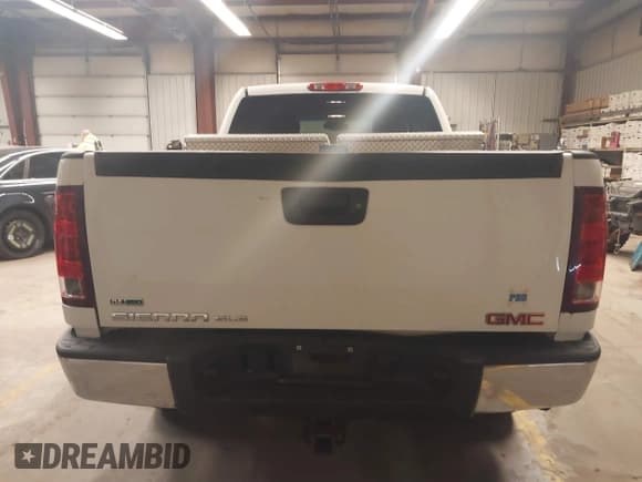 ✅ 2011 GMC Sierra 1500 SLE • VIN: 1GTR1VE01BZ205089 • Lot: 41711396. Wystawiony na IAAI z przebiegiem 299 823 mil. Bezpłatny archiwum sprzedaży aukcyjnych z USA i szczegółowy raport historii pojazdu na DreamBid. Zdjęcie 17.