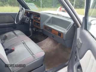 1993 Dodge Dakota S z VIN 1B7FL26X5PS202557, wystawiony jako IAAI lot #42224806 z przebiegiem 87 871 mil mil oraz . Historia ofert i sprzedaży dostępna na DreamBid. Obrazek 5.