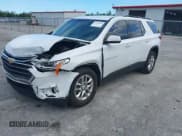 ✅ 2021 Chevrolet Traverse LT Cloth • VIN: 1GNERGKW0MJ126548 • Lot: 42998904. Wystawiony na IAAI z przebiegiem 66 776 mil. Bezpłatny archiwum sprzedaży aukcyjnych z USA i szczegółowy raport historii pojazdu na DreamBid. Zdjęcie 2.