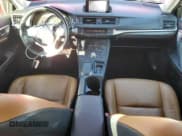 ✅ 2014 Lexus CT 200h • VIN: JTHKD5BH5E2188330 • Lot: 82252665. Wystawiony na Copart z przebiegiem 182 593 mil. Bezpłatny archiwum sprzedaży aukcyjnych z USA i szczegółowy raport historii pojazdu na DreamBid. Zdjęcie 8.