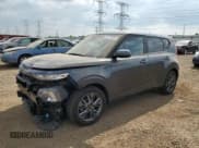 ✅ 2022 Kia Soul EX • VIN: KNDJ33AU3N7826399 • Lot: 65713835. Wystawiony na Copart z przebiegiem 57 886 mil. Bezpłatny archiwum sprzedaży aukcyjnych z USA i szczegółowy raport historii pojazdu na DreamBid. Zdjęcie 1.