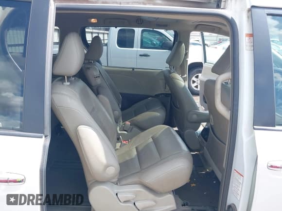 ✅ 2017 Toyota Sienna XLE Auto Access Seat • VIN: 5TDYZ3DCXHS801591 • Lot: 42724706. Listed on IAAI with 197,582 mi. Free auction sales archive from the USA and detailed vehicle history report at DreamBid. Image 8.