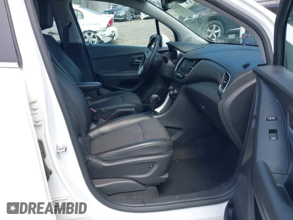 ✅ 2020 Chevrolet Trax LT • VIN: KL7CJPSB0LB057547 • Lot: 42302289. Wystawiony na IAAI z przebiegiem 46 590 mil. Bezpłatny archiwum sprzedaży aukcyjnych z USA i szczegółowy raport historii pojazdu na DreamBid. Zdjęcie 5.