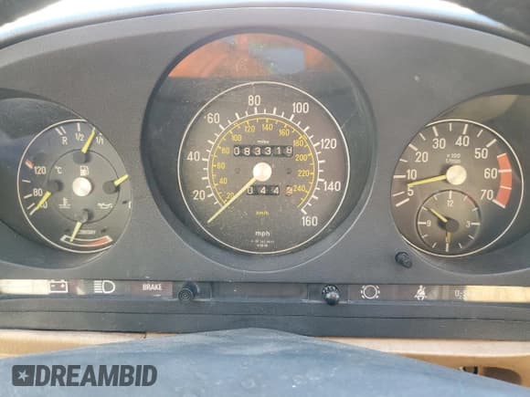 ✅ 1984 Mercedes-Benz 380 SL • VIN: WDBBA45A5EA010151 • Lot: 49022575. Wystawiony na Copart z przebiegiem 83 318 mil. Bezpłatny archiwum sprzedaży aukcyjnych z USA i szczegółowy raport historii pojazdu na DreamBid. Zdjęcie 9.