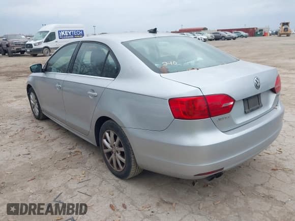 ✅ 2013 Volkswagen Jetta SE • VIN: 3VWDX7AJ4DM406182 • Лот: 41675281. Опубликован ранее на IAAI с пробегом 112 253 миль. Бесплатный доступ к архиву аукционных продаж из США и подробный отчёт об истории автомобиля на DreamBid. Изображение 3.