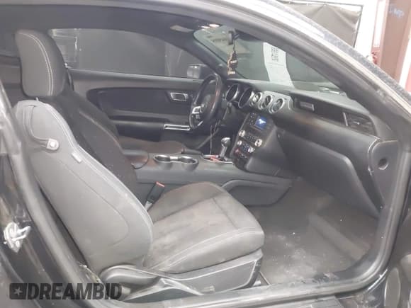 ✅ 2021 Ford Mustang EcoBoost • VIN: 1FA6P8TH0M5110017 • Lot: 41949095. Wystawiony na IAAI z przebiegiem 50 321 mil. Bezpłatny archiwum sprzedaży aukcyjnych z USA i szczegółowy raport historii pojazdu na DreamBid. Zdjęcie 5.