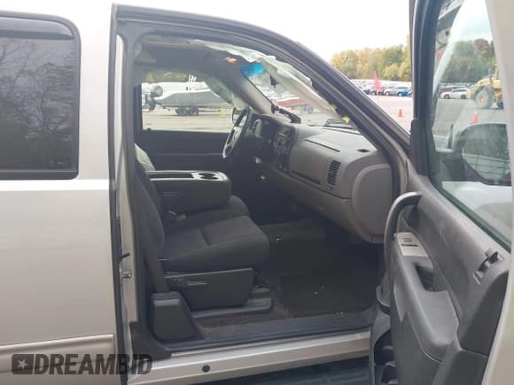 ✅ 2010 Chevrolet Silverado 1500 LS • VIN: 1GCSCREA0AZ144604 • Lot: 43461702. Listed on IAAI with 124,686 mi. Free auction sales archive from the USA and detailed vehicle history report at DreamBid. Image 5.