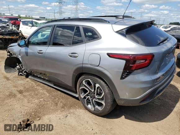 2025 Chevrolet Trax 2RS с VIN KL77LJEP1SC008995, выставлен на аукционе Copart как лот 69601075 с пробегом Не указан миль и Списание • Salvage title. История ставок и продаж доступна на DreamBid. Изображение 2.