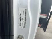 ✅ 2022 Chevrolet Silverado 1500 • VIN: 1HTKHPVM8NH293390 • Lot: 92104025. Wystawiony na Copart z przebiegiem 13 045 mil. Bezpłatny archiwum sprzedaży aukcyjnych z USA i szczegółowy raport historii pojazdu na DreamBid. Zdjęcie 10.