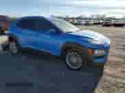 2020 Hyundai Kona SEL с VIN KM8K2CAA8LU529541, выставлен на аукционе Copart как лот 72428132 с пробегом 49 694 миль миль и . История ставок и продаж доступна на DreamBid. Изображение 4.