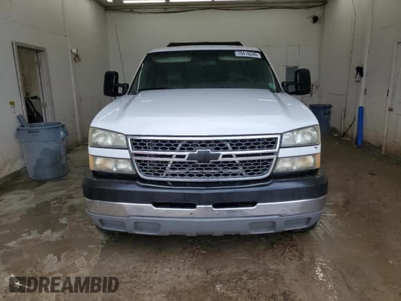 ✅ 2005 Chevrolet Silverado 2500HD Work Truck • VIN: 1GCHC24U55E304891 • Лот: 70416245. Опубликован ранее на Copart с пробегом 209 741 миль. Бесплатный доступ к архиву аукционных продаж из США и подробный отчёт об истории автомобиля на DreamBid. Изображение 5.