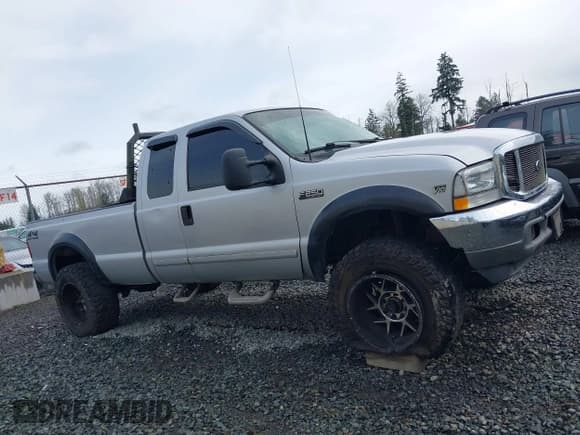 ✅ 2001 Ford F-250 XL • VIN: 1FTNX21S01EB08460 • Lot: 41890597. Wystawiony na IAAI z przebiegiem 218 302 mil. Bezpłatny archiwum sprzedaży aukcyjnych z USA i szczegółowy raport historii pojazdu na DreamBid. Zdjęcie 13.
