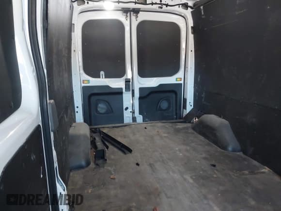 ✅ 2023 Ford Transit Cargo • VIN: 1FTBR1C8XPKB13829 • Lot: 43641950. Wystawiony na IAAI z przebiegiem 29 808 mil. Bezpłatny archiwum sprzedaży aukcyjnych z USA i szczegółowy raport historii pojazdu na DreamBid. Zdjęcie 8.