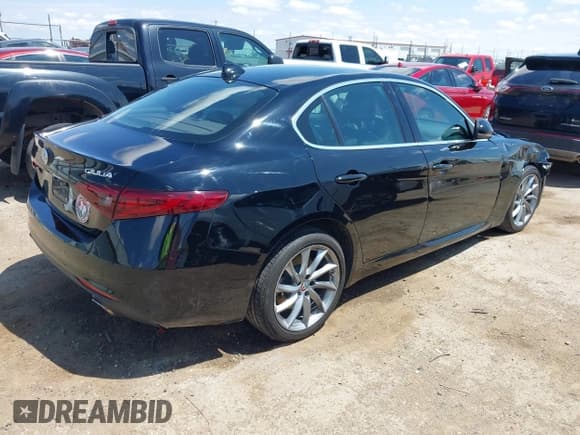 ✅ 2018 Alfa Romeo Giulia • VIN: ZARFAEDN6J7566415 • Lot: 42173243. Wystawiony na IAAI z przebiegiem 45 364 mil. Bezpłatny archiwum sprzedaży aukcyjnych z USA i szczegółowy raport historii pojazdu na DreamBid. Zdjęcie 4.