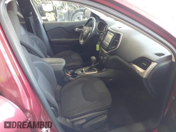 ✅ 2017 Jeep Cherokee Latitude • VIN: 1C4PJLCB8HW560464 • Lot: 42694469. Wystawiony na IAAI z przebiegiem 148 898 mil. Bezpłatny archiwum sprzedaży aukcyjnych z USA i szczegółowy raport historii pojazdu na DreamBid. Zdjęcie 5.