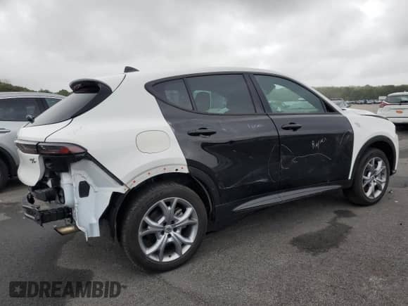 2024 Dodge Hornet R/T z VIN ZACPDFCW8R3A30724, wystawiony jako Copart lot #58818905 z przebiegiem 28 190 mil mil oraz Szkoda całkowita • Salvage title. Historia ofert i sprzedaży dostępna na DreamBid. Obrazek 3.