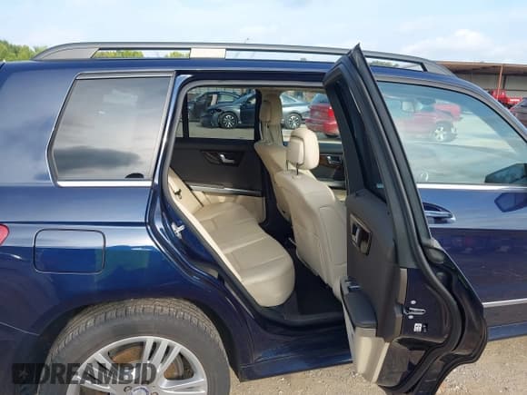 ✅ 2015 Mercedes-Benz GLK 350 • VIN: WDCGG8JB6FG435835 • Лот: 43006260. Опубликован ранее на IAAI с пробегом 109 131 миль. Бесплатный доступ к архиву аукционных продаж из США и подробный отчёт об истории автомобиля на DreamBid. Изображение 8.