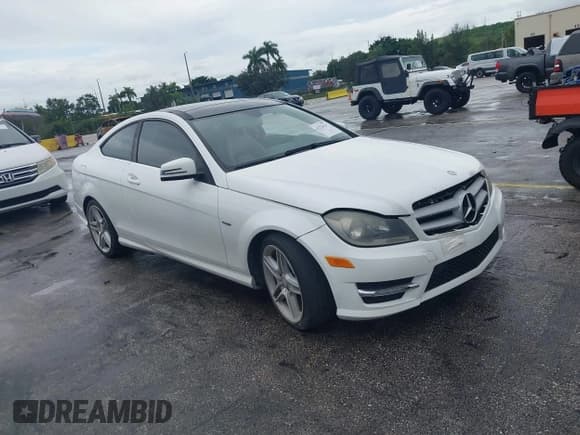 ✅ 2013 Mercedes-Benz C 250 • VIN: WDDGJ4HB2DF960714 • Лот: 43224231. Опубликован ранее на IAAI с пробегом 96 658 миль. Бесплатный доступ к архиву аукционных продаж из США и подробный отчёт об истории автомобиля на DreamBid. Изображение 1.