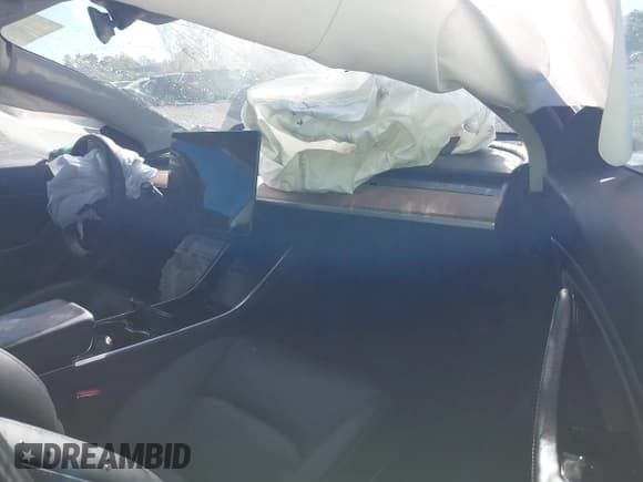 ✅ 2019 Tesla Model 3 Long Range • VIN: 5YJ3E1EB9KF530034 • Lot: 43293287. Wystawiony na IAAI z przebiegiem 60 505 mil. Bezpłatny archiwum sprzedaży aukcyjnych z USA i szczegółowy raport historii pojazdu na DreamBid. Zdjęcie 5.