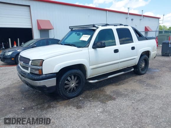 ✅ 2005 Chevrolet Avalanche LS • VIN: 3GNEC12Z15G267981 • Lot: 42345543. Listed on IAAI with 235,585 mi. Free auction sales archive from the USA and detailed vehicle history report at DreamBid. Image 2.
