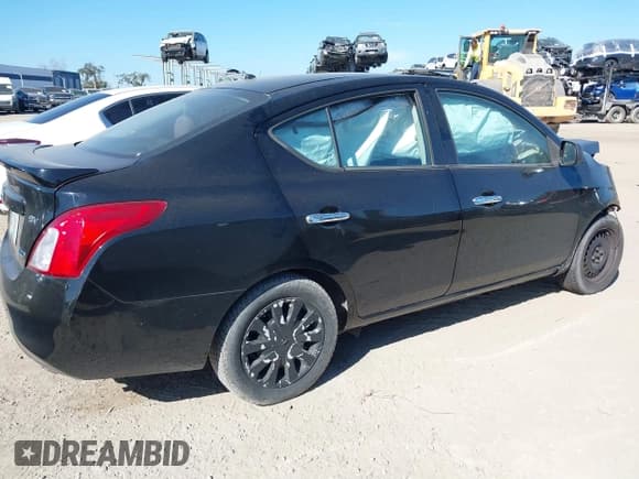 ✅ 2013 Nissan Versa S Plus • VIN: 3N1CN7AP3DL882733 • Lot: 38646471. Wystawiony na IAAI z przebiegiem 139 314 mil. Bezpłatny archiwum sprzedaży aukcyjnych z USA i szczegółowy raport historii pojazdu na DreamBid. Zdjęcie 4.