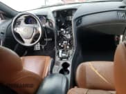 ✅ 2015 Hyundai Genesis Coupe Ultimate • VIN: KMHHU6KJXFU123947 • Lot: 47061265. Wystawiony na Copart z przebiegiem 104 441 mil. Bezpłatny archiwum sprzedaży aukcyjnych z USA i szczegółowy raport historii pojazdu na DreamBid. Zdjęcie 8.