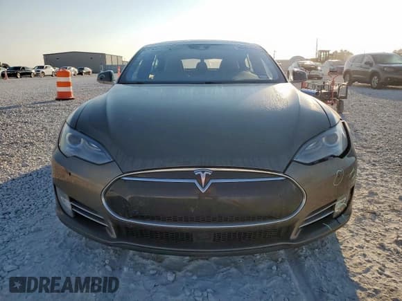 ✅ 2015 Tesla Model S 85D • VIN: 5YJSA1E28FF107829 • Лот: 80302295. Опубликован ранее на Copart с пробегом 136 916 миль. Бесплатный доступ к архиву аукционных продаж из США и подробный отчёт об истории автомобиля на DreamBid. Изображение 5.