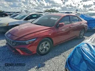 ✅ 2025 Hyundai Elantra SE • VIN: KMHLL4DG5SU980190 • Лот: 93713345. Опубликован ранее на Copart с пробегом 5 669 миль. Бесплатный доступ к архиву аукционных продаж из США и подробный отчёт об истории автомобиля на DreamBid. Изображение 1.