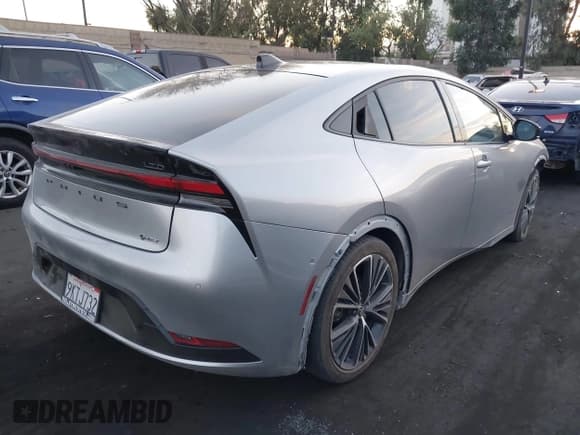 ✅ 2024 Toyota Prius LE • VIN: JTDACAAU2R3021334 • Lot: 43043015. Wystawiony na IAAI z przebiegiem 21 899 mil. Bezpłatny archiwum sprzedaży aukcyjnych z USA i szczegółowy raport historii pojazdu na DreamBid. Zdjęcie 4.