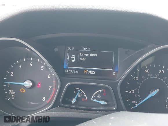 ✅ 2015 Ford Focus Titanium • VIN: 1FADP3N2XFL211275 • Lot: 43659891. Wystawiony na IAAI z przebiegiem 147 389 mil. Bezpłatny archiwum sprzedaży aukcyjnych z USA i szczegółowy raport historii pojazdu na DreamBid. Zdjęcie 7.