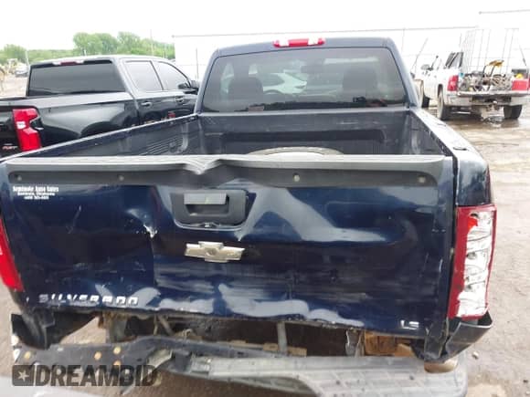 2008 Chevrolet Silverado 1500 Work Truck z VIN 1GCEC14X58Z115601, wystawiony jako IAAI lot #42134593 z przebiegiem 213 219 mil mil oraz . Historia ofert i sprzedaży dostępna na DreamBid. Obrazek 17.