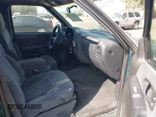 ✅ 1998 Chevrolet Blazer LS • VIN: 1GNDT13W5W2245542 • Lot: 42653195. Wystawiony na IAAI z przebiegiem 183 806 mil. Bezpłatny archiwum sprzedaży aukcyjnych z USA i szczegółowy raport historii pojazdu na DreamBid. Zdjęcie 5.