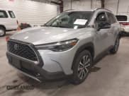 ✅ 2025 Toyota Corolla Cross XLE • VIN: 7MUEAABG8SV135221 • Лот: 43839406. Опубликован ранее на IAAI с пробегом 12 073 миль. Бесплатный доступ к архиву аукционных продаж из США и подробный отчёт об истории автомобиля на DreamBid. Изображение 2.