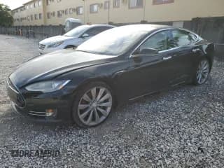 ✅ 2013 Tesla Model S Performance • VIN: 5YJSA1DP6DFP13754 • Lot: 92037915. Wystawiony na Copart z przebiegiem 106 443 mil. Bezpłatny archiwum sprzedaży aukcyjnych z USA i szczegółowy raport historii pojazdu na DreamBid. Zdjęcie 1.