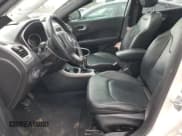 ✅ 2020 Jeep Compass High Altitude • VIN: 3C4NJDCB2LT173758 • Lot: 50141975. Wystawiony na Copart z przebiegiem 52 408 mil. Bezpłatny archiwum sprzedaży aukcyjnych z USA i szczegółowy raport historii pojazdu na DreamBid. Zdjęcie 7.