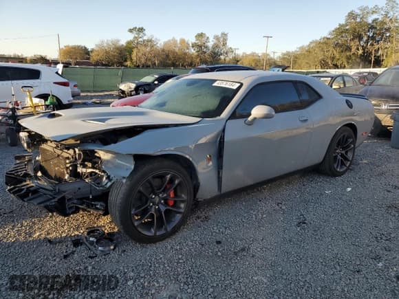 ✅ 2022 Dodge Challenger R/T Scat Pack Widebody • VIN: 2C3CDZFJ1NH137056 • Lot: 43576184. Wystawiony na Copart z przebiegiem 13 027 mil. Bezpłatny archiwum sprzedaży aukcyjnych z USA i szczegółowy raport historii pojazdu na DreamBid. Zdjęcie 1.