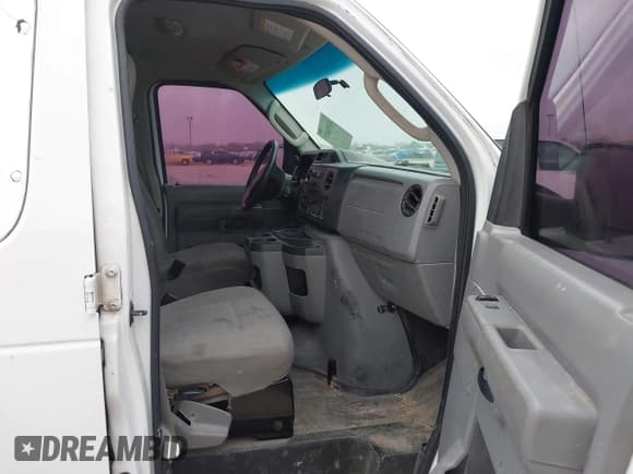 ✅ 2013 Ford Econoline Cargo Commercial • VIN: 1FTNE2EW8DDB16691 • Lot: 43536877. Wystawiony na IAAI z przebiegiem 187 836 mil. Bezpłatny archiwum sprzedaży aukcyjnych z USA i szczegółowy raport historii pojazdu na DreamBid. Zdjęcie 5.