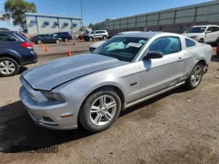 2014 Ford Mustang V6 с VIN 1ZVBP8AM9E5284319, выставлен на аукционе Copart как лот 72055935 с пробегом 140 737 миль миль и Списание • Salvage title. История ставок и продаж доступна на DreamBid. Изображение 1.