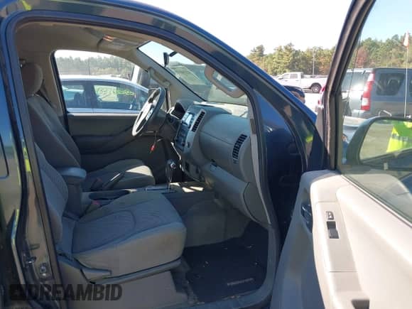 2013 Nissan Frontier SV z VIN 1N6AD0FV9DN731267, wystawiony jako IAAI lot #43354810 z przebiegiem 93 049 mil mil oraz . Historia ofert i sprzedaży dostępna na DreamBid. Obrazek 5.