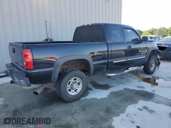 ✅ 2003 Chevrolet Silverado 2500HD LS • VIN: 1GCHC29U53E320515 • Lot: 52513575. Listed on Copart with 194,888 mi. Free auction sales archive from the USA and detailed vehicle history report at DreamBid. Image 3.