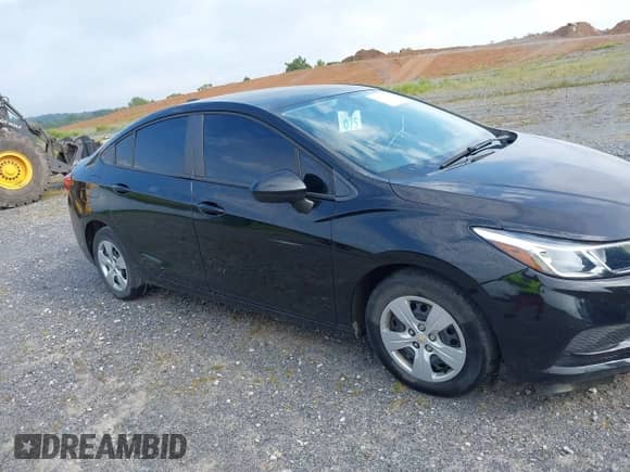 2018 Chevrolet Cruze LS z VIN 1G1BC5SM5J7158901, wystawiony jako IAAI lot #43031111 z przebiegiem 110 072 mil mil oraz . Historia ofert i sprzedaży dostępna na DreamBid. Obrazek 6.