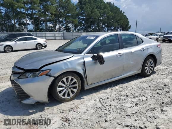 2019 Toyota Camry LE z VIN 4T1B11HKXKU193153, wystawiony jako Copart lot #66660725 z przebiegiem 130 057 mil mil oraz Szkoda całkowita • Salvage title. Historia ofert i sprzedaży dostępna na DreamBid. Obrazek 1.